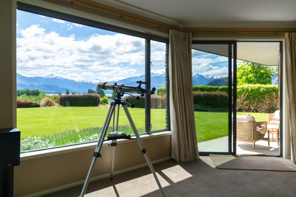 Beacon Point Lakeview Escape - Spacious - Stylish Villa in Wanaka