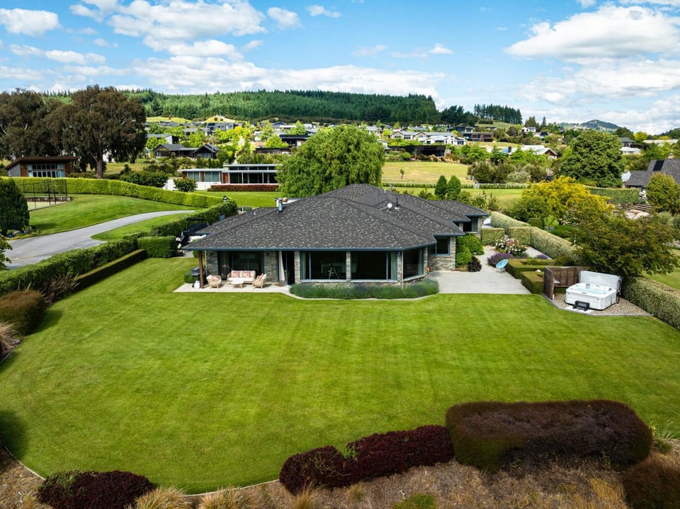 Beacon Point Lakeview Escape - Spacious - Stylish Villa in Wanaka