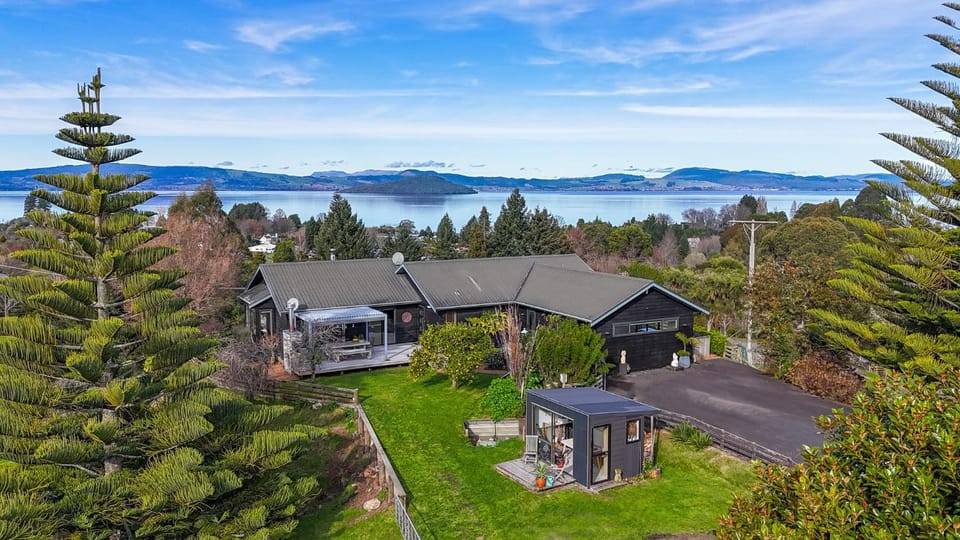 Property building, Neighbourhood, Natural landscape, Bird's eye view, Lake view, Parking