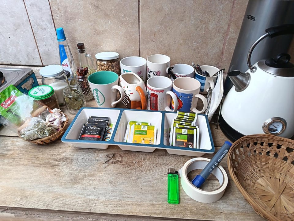 Kitchen or kitchenette, Internal: Not applicable to any particular room