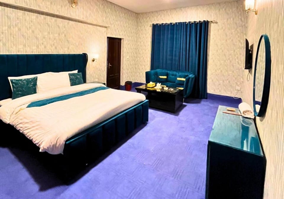 Bed, Seating area, Bedroom