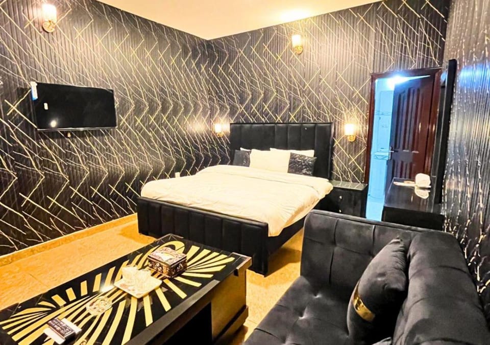 Bed, TV and multimedia, Seating area