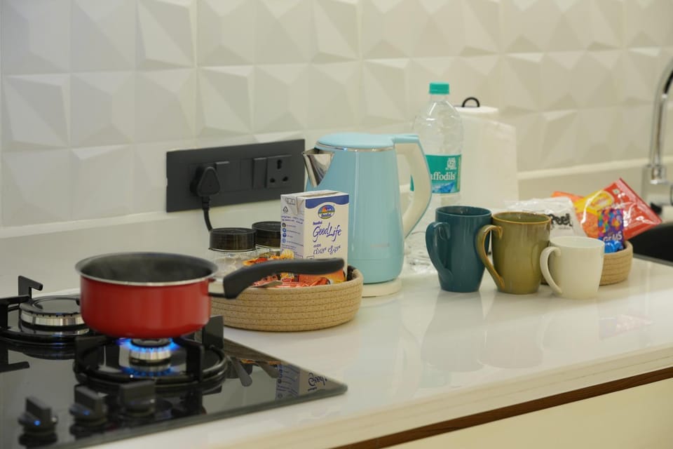 Coffee/tea facilities, Kitchen or kitchenette, stove