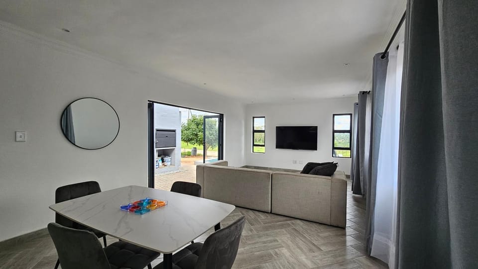 Modern Farmhouse, Pool, AC, Wi-Fi in Estate House in South Africa
