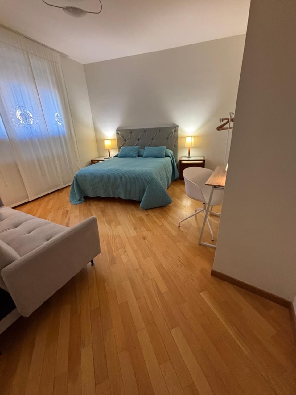Bed, Photo of the whole room, Seating area, Bedroom