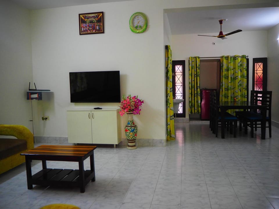 TV and multimedia, Living room, Seating area, Dining area