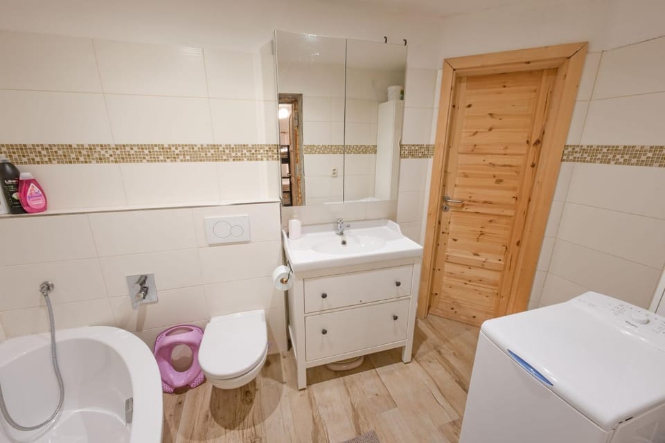 Toilet, Bathroom, towels