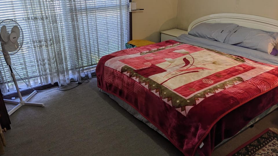 BIDWILL GARDENS ON MIDDLETON - 2 Rooms A Private Room with a King-Size Bed or Open Lounge Room Floor Mattress SHARED Bathroom FREE Kitchen Essentials FREE Laundry Facilities Fast WIFI HDTV NETFLIX, YOUTUBE, KAYO Meal and Transport Service Available Vacation rental in Sydney