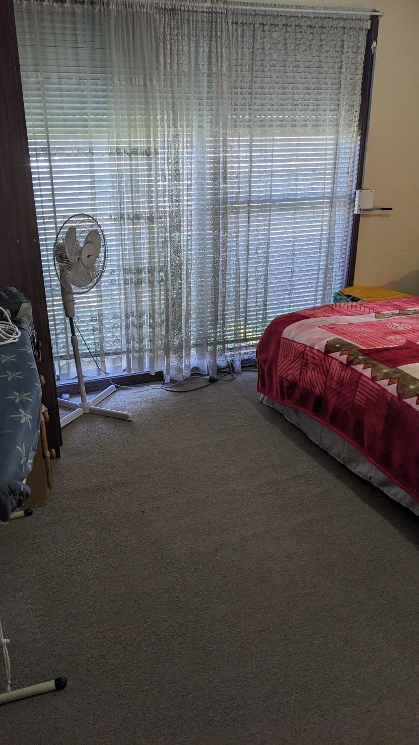 BIDWILL GARDENS ON MIDDLETON - 2 Rooms A Private Room with a King-Size Bed or Open Lounge Room Floor Mattress SHARED Bathroom FREE Kitchen Essentials FREE Laundry Facilities Fast WIFI HDTV NETFLIX, YOUTUBE, KAYO Meal and Transport Service Available Vacation rental in Sydney