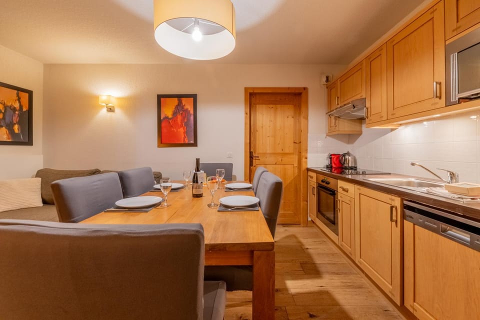 Kitchen or kitchenette, Dining area