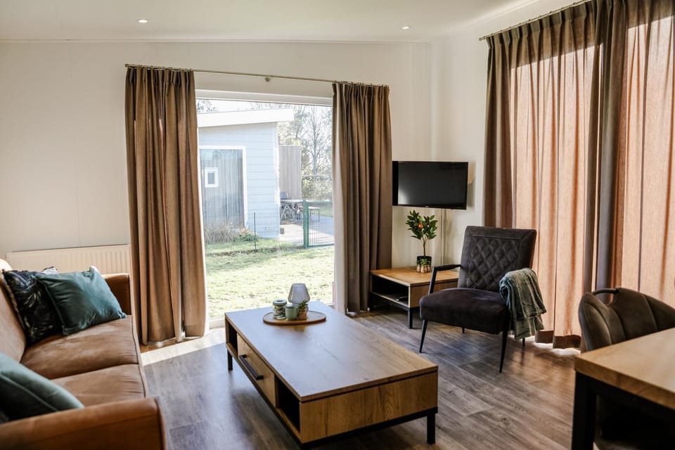 Communal lounge/ TV room, TV and multimedia, Seating area