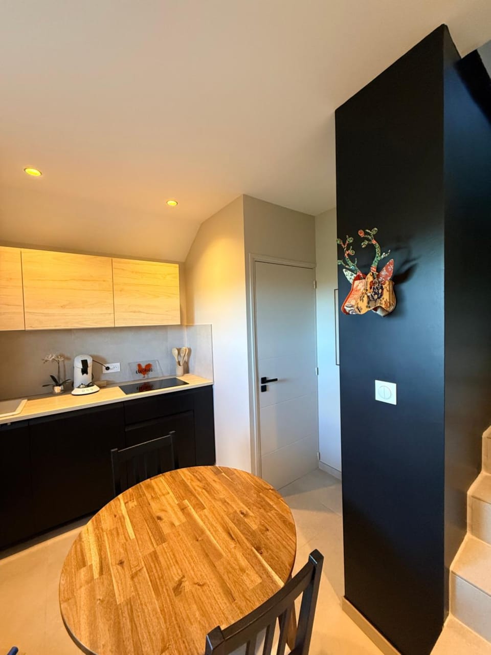 Kitchen or kitchenette, Dining area, stove