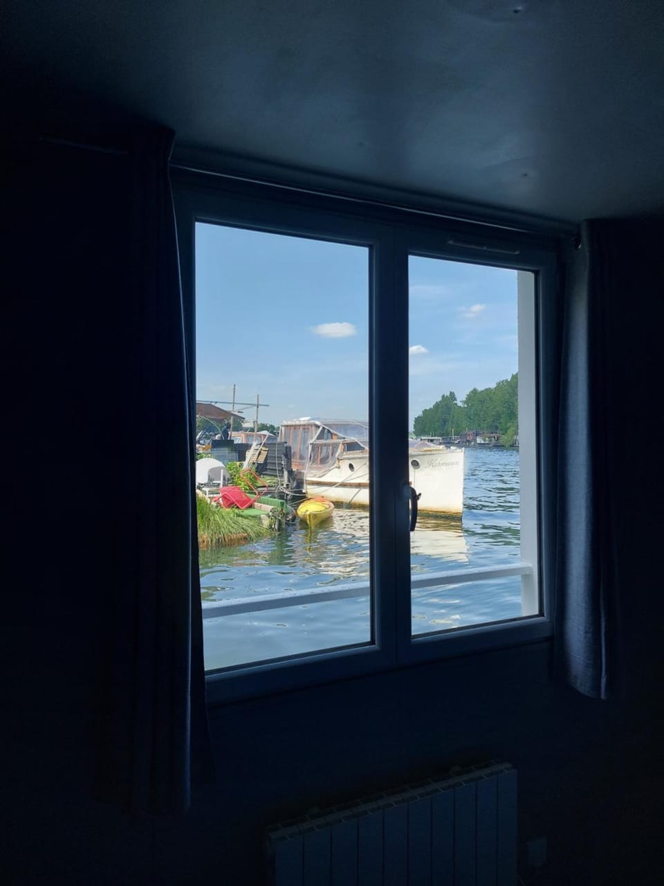 Chambres sur Seine Megalight2 Docked boat in Saint-Cloud