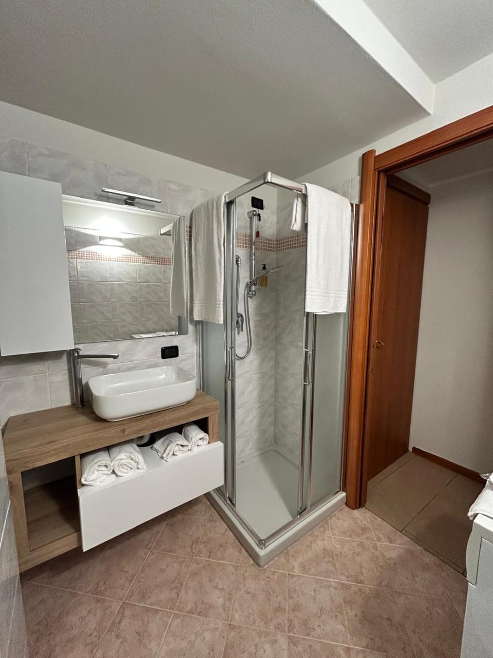 Shower, Bathroom, towels, washing machine