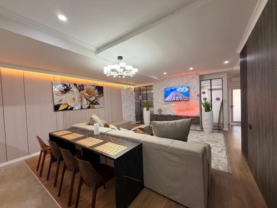 TV and multimedia, Living room, Seating area, Dining area