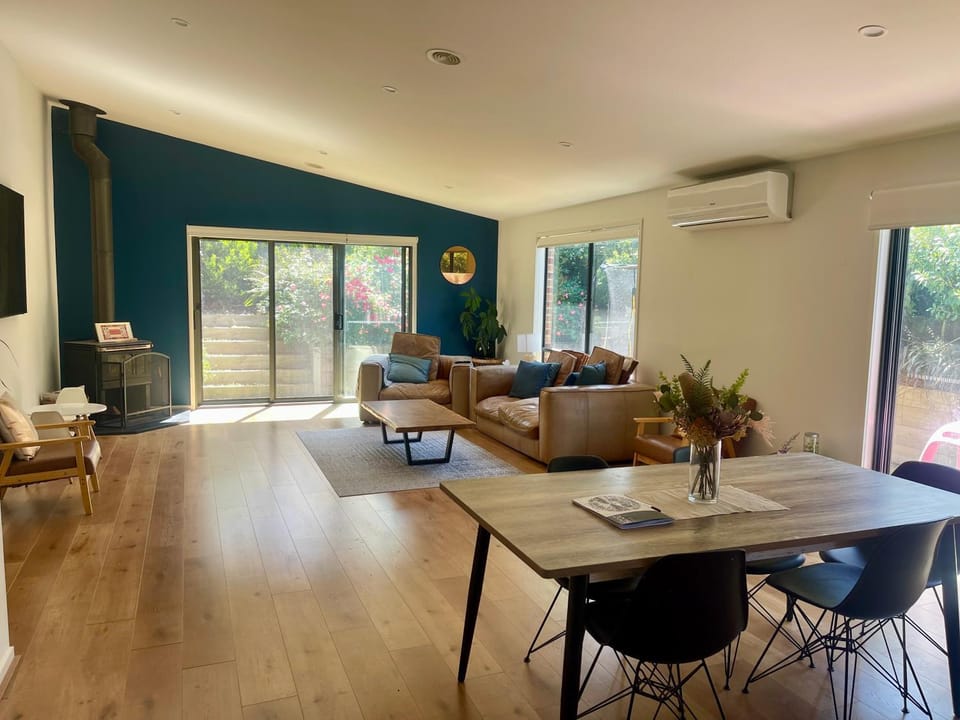 Living room, Seating area, Dining area, air conditioner