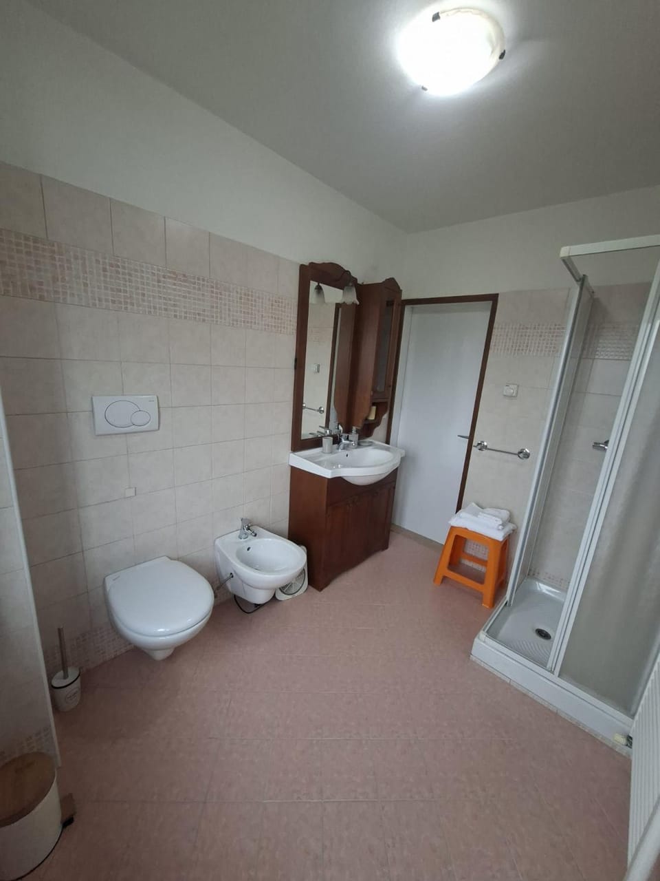 Shower, Toilet, Bathroom, bidet, towels