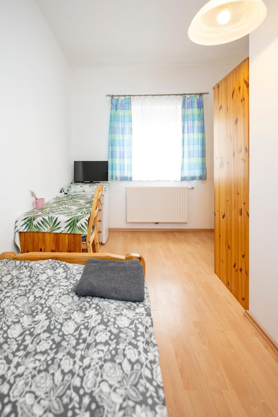Bed, TV and multimedia, Photo of the whole room, Seating area, Bedroom, wardrobe
