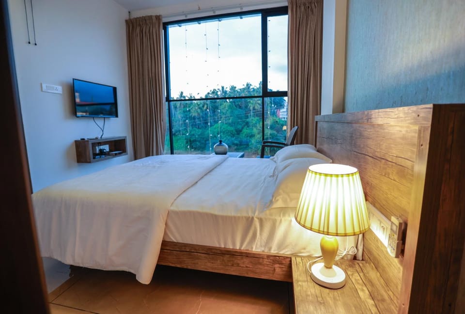 Bed, TV and multimedia, Photo of the whole room, Bedroom