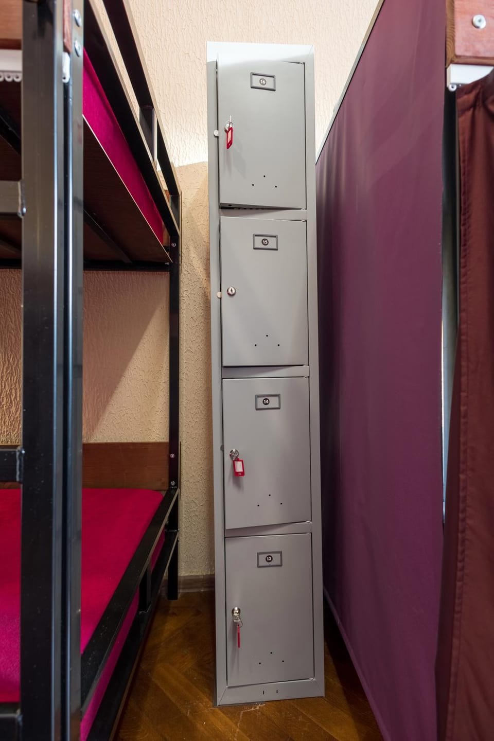 Photo of the whole room, locker