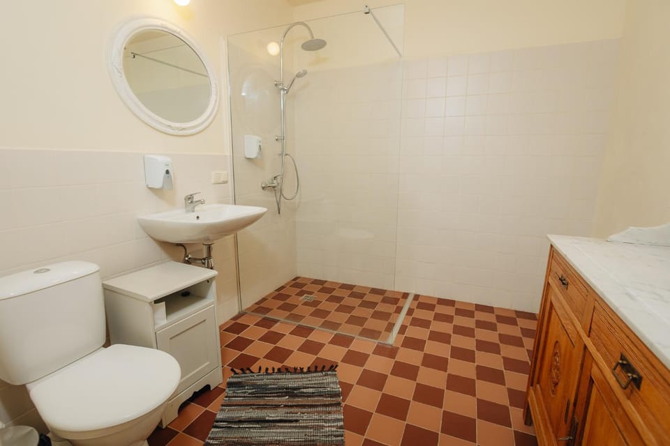 Shower, Toilet