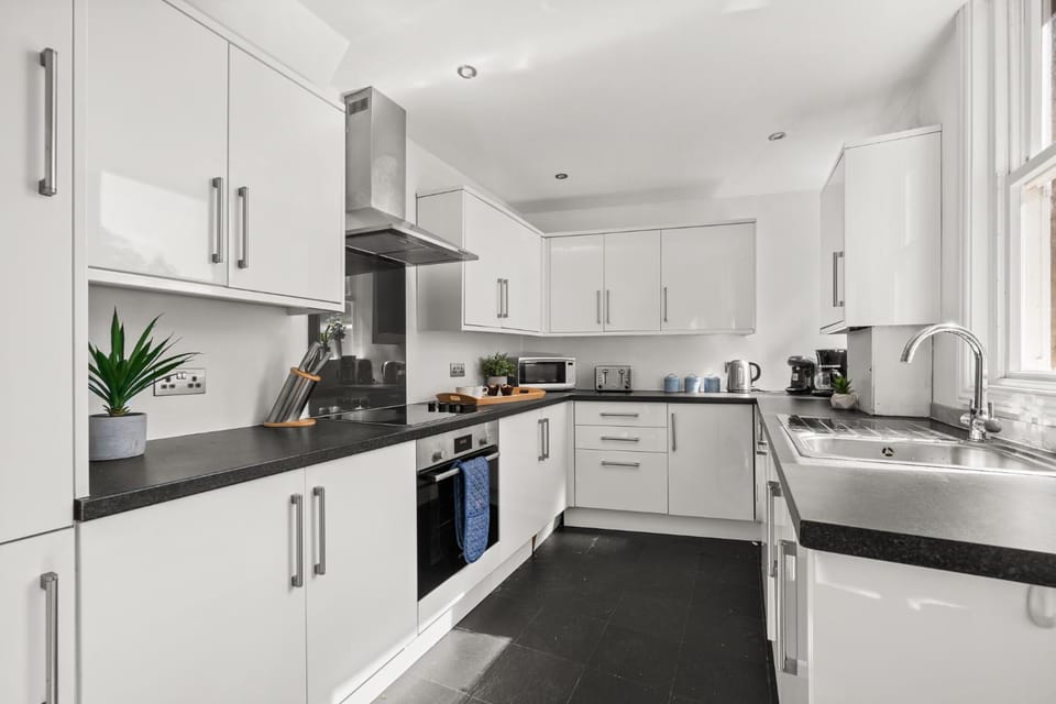 Coffee/tea facilities, Kitchen or kitchenette, dishwasher, oven, stove, toaster