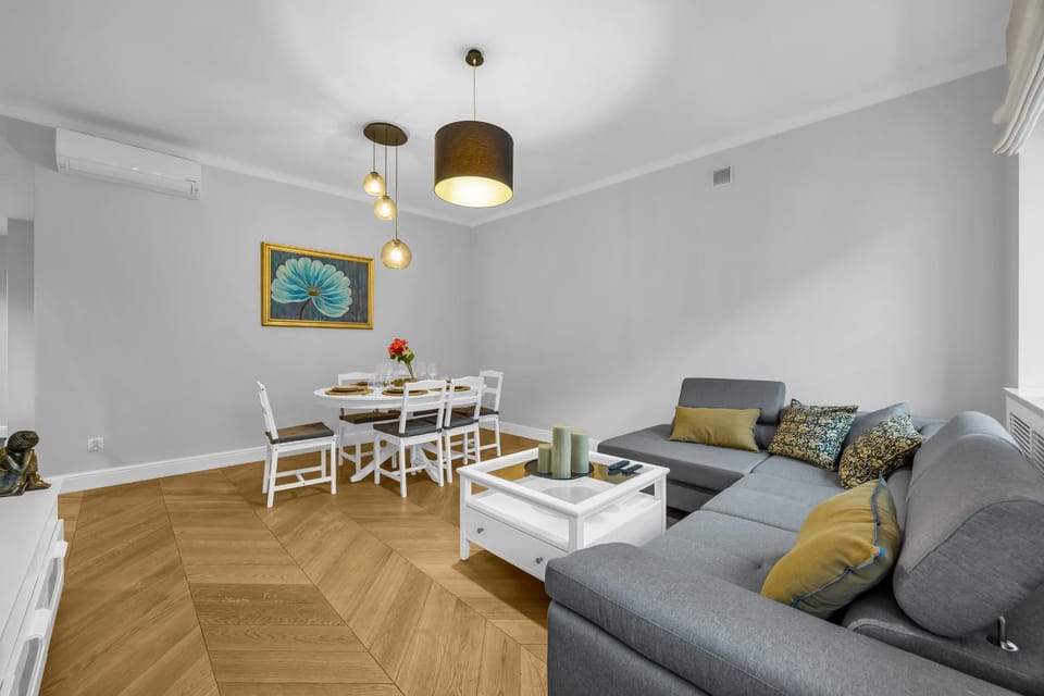 Bed, Living room, Photo of the whole room, Seating area, Dining area, Bedroom