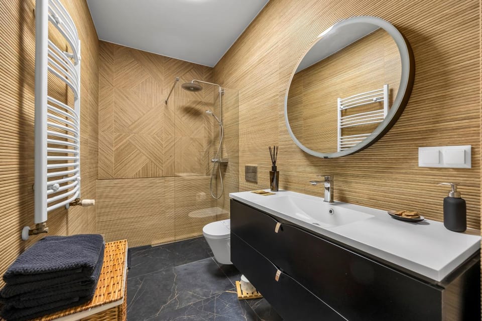 Shower, Toilet, Bathroom, towels