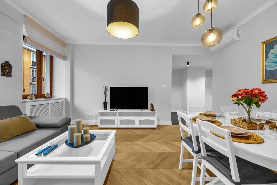 Communal lounge/ TV room, TV and multimedia, Living room, Seating area, Dining area, Evening entertainment