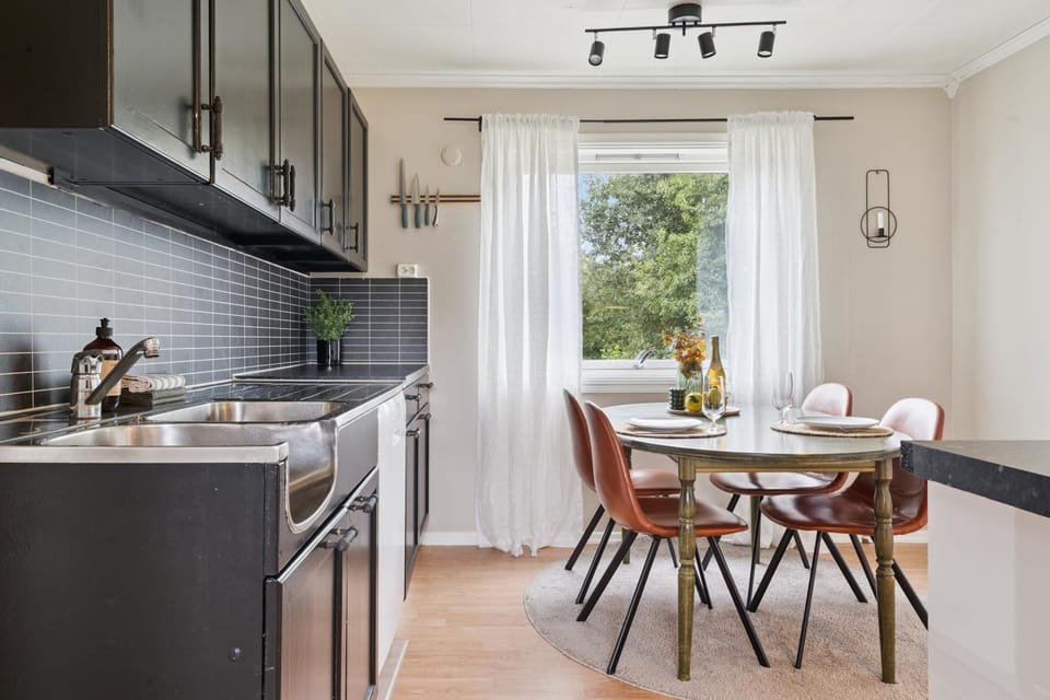 Kitchen or kitchenette, Dining area, dishwasher, stove, Internal: Not applicable to any particular room