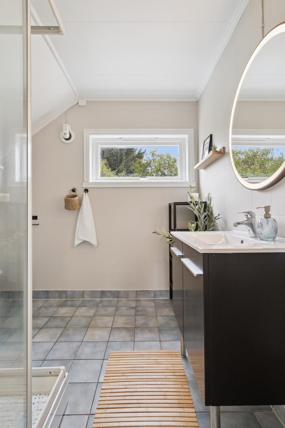 Shower, Bathroom, Internal: Not applicable to any particular room