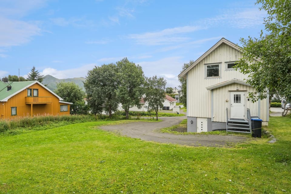 Property building, Spring, Day, Natural landscape, Garden, Garden view, Mountain view