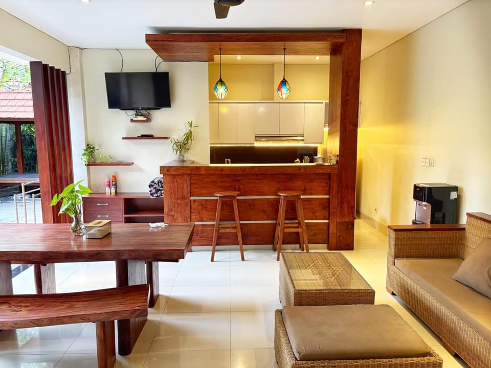 TV and multimedia, Kitchen or kitchenette, Living room, Seating area
