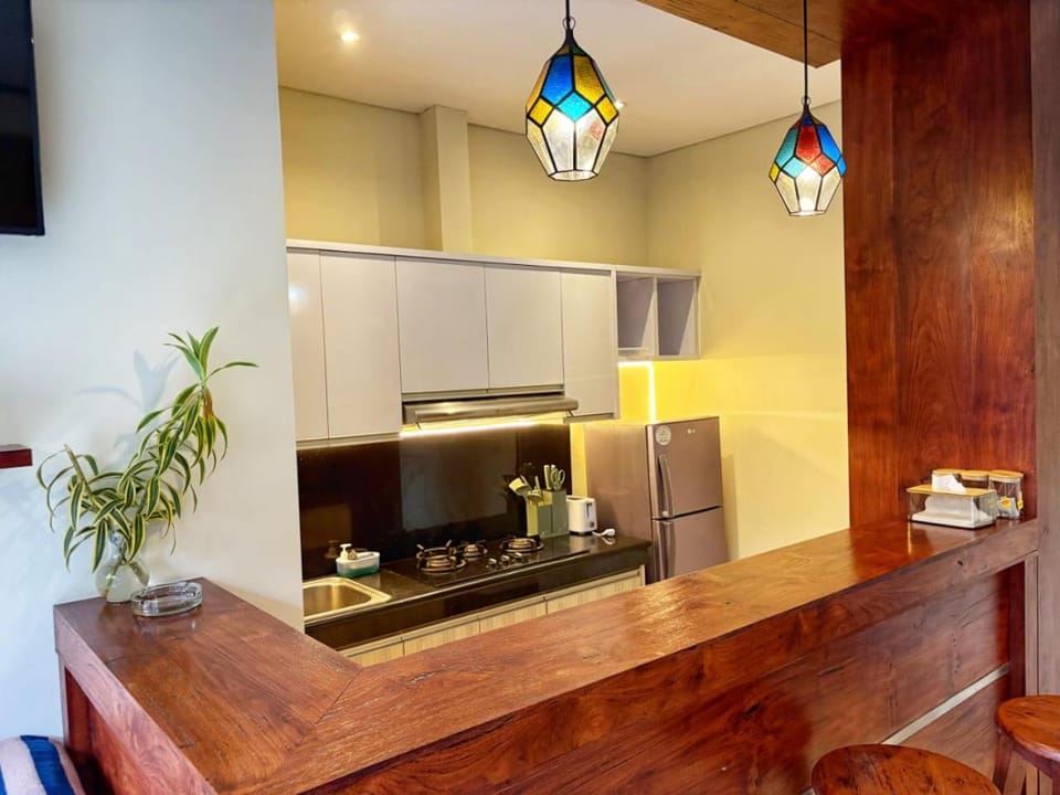 Kitchen or kitchenette, minibar