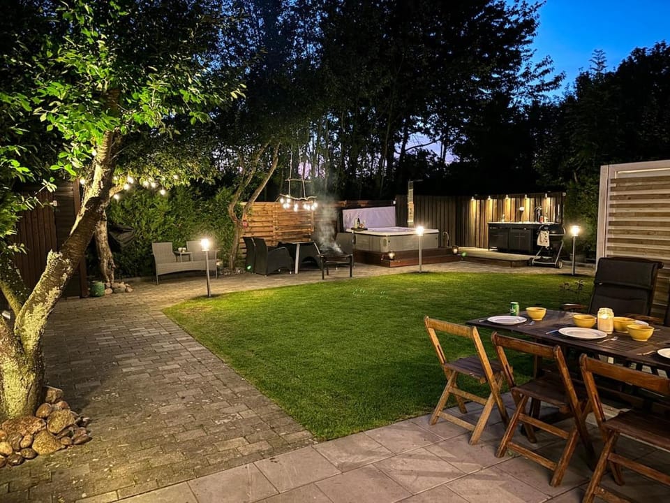 Spring, Night, BBQ facilities, Garden, Hot Tub, Dining area