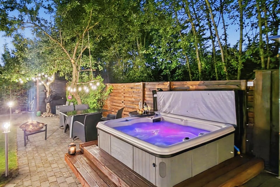 Garden, Hot Tub