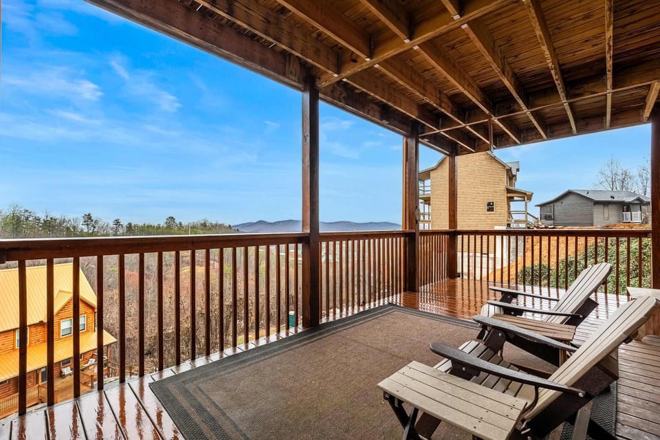 NEW Pine Peaks Mins to Parkway w Amazing Views House in Pigeon Forge
