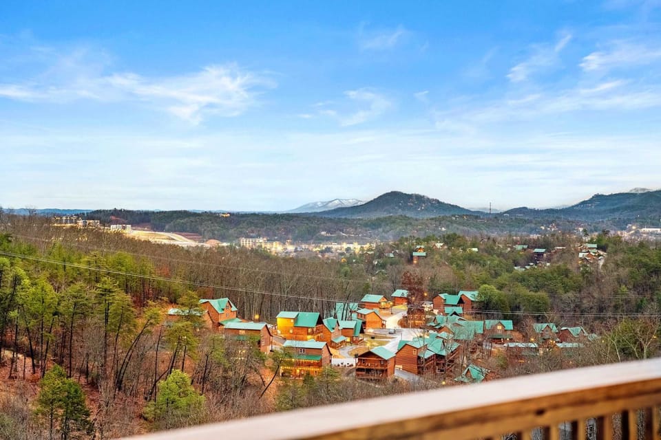 NEW Pine Peaks Mins to Parkway w Amazing Views House in Pigeon Forge