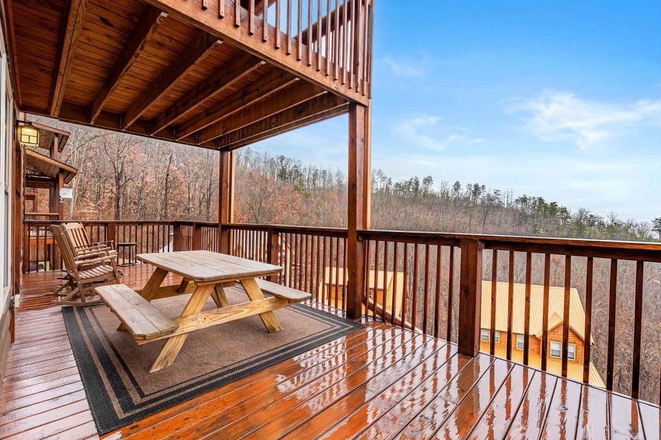 NEW Pine Peaks Mins to Parkway w Amazing Views House in Pigeon Forge