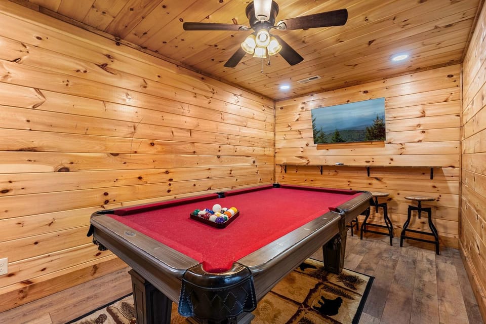 NEW Pine Peaks Mins to Parkway w Amazing Views House in Pigeon Forge