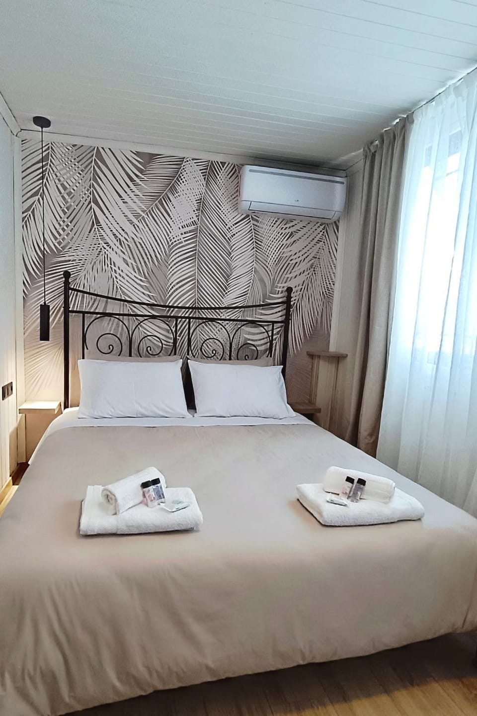Bed, Bedroom, air conditioner
