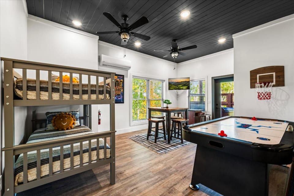 New Listing Special - Epic Views - Hot Tub-Dogs Welcome House in Gatlinburg
