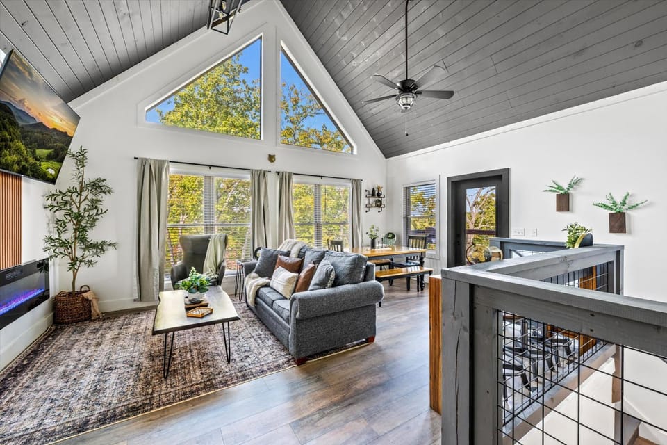 New Listing Special - Epic Views - Hot Tub-Dogs Welcome House in Gatlinburg