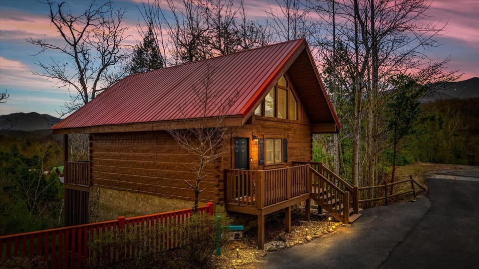 New 2BR Views Hot Tub Pool Resort House in Gatlinburg