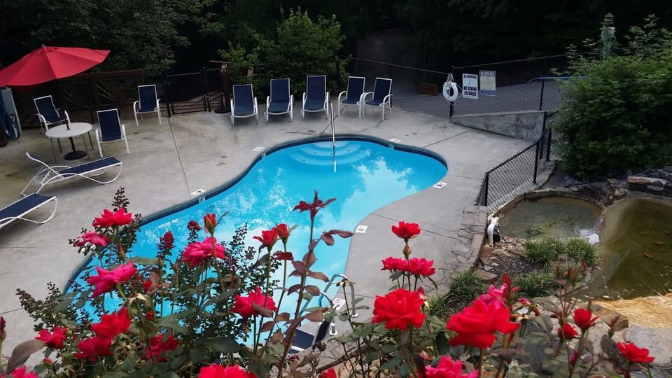 New 2BR Views Hot Tub Pool Resort House in Gatlinburg