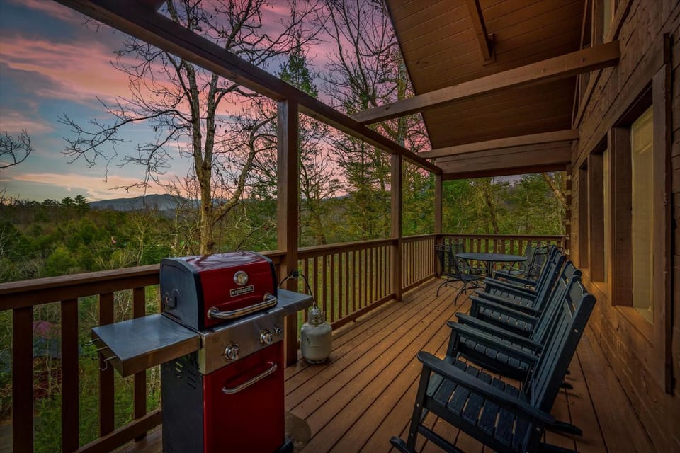 New 2BR Views Hot Tub Pool Resort House in Gatlinburg
