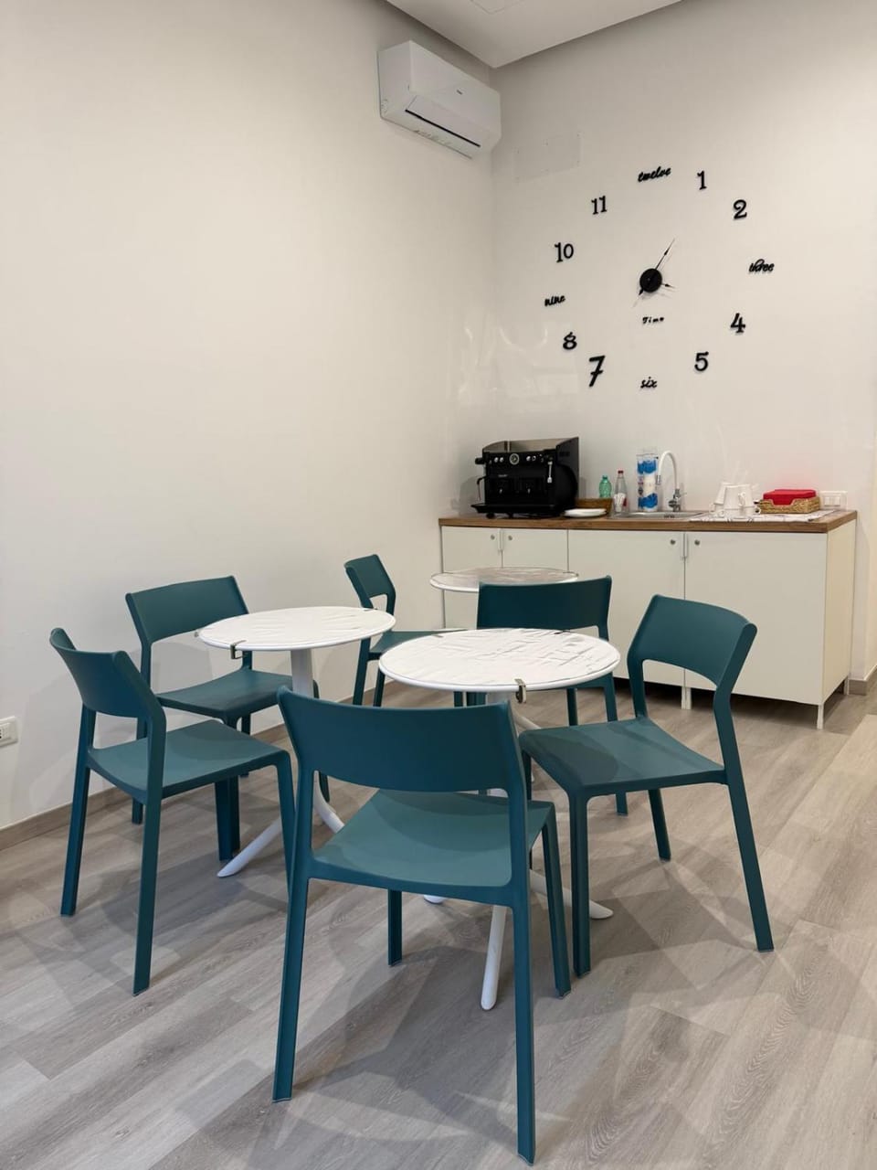 Coffee/tea facilities, Dining area, minibar, Internal: Not applicable to any particular room