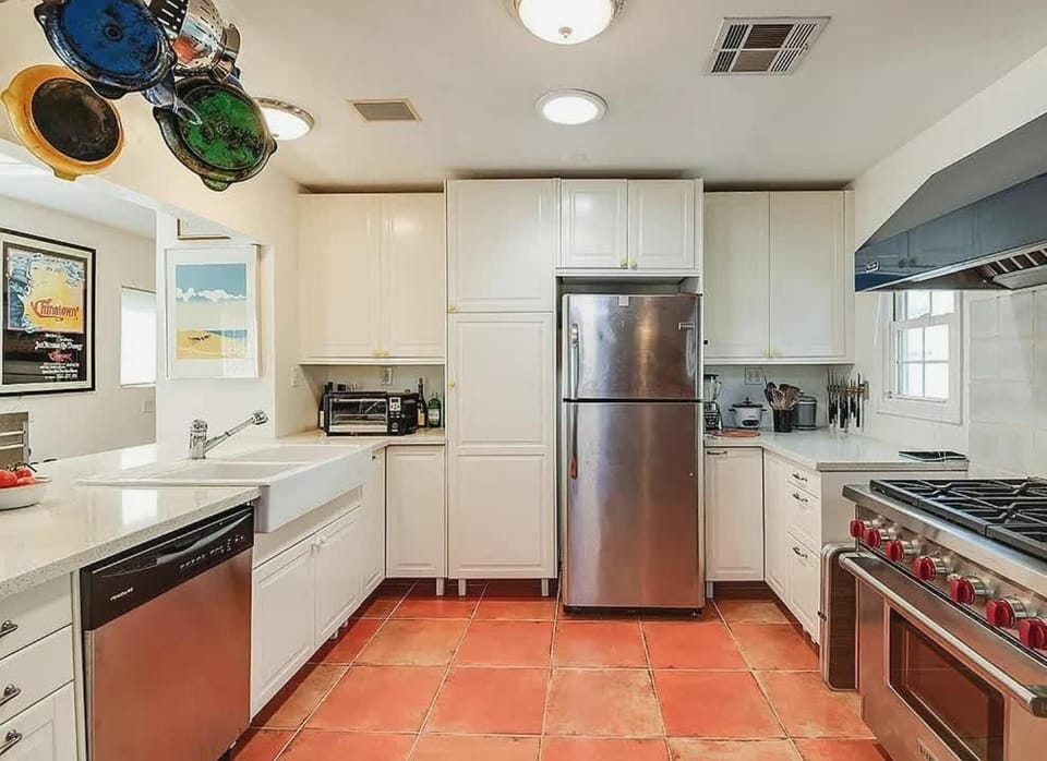 Versatile Two-Bedroom Live-Work Home Near the Beach House in Venice Beach