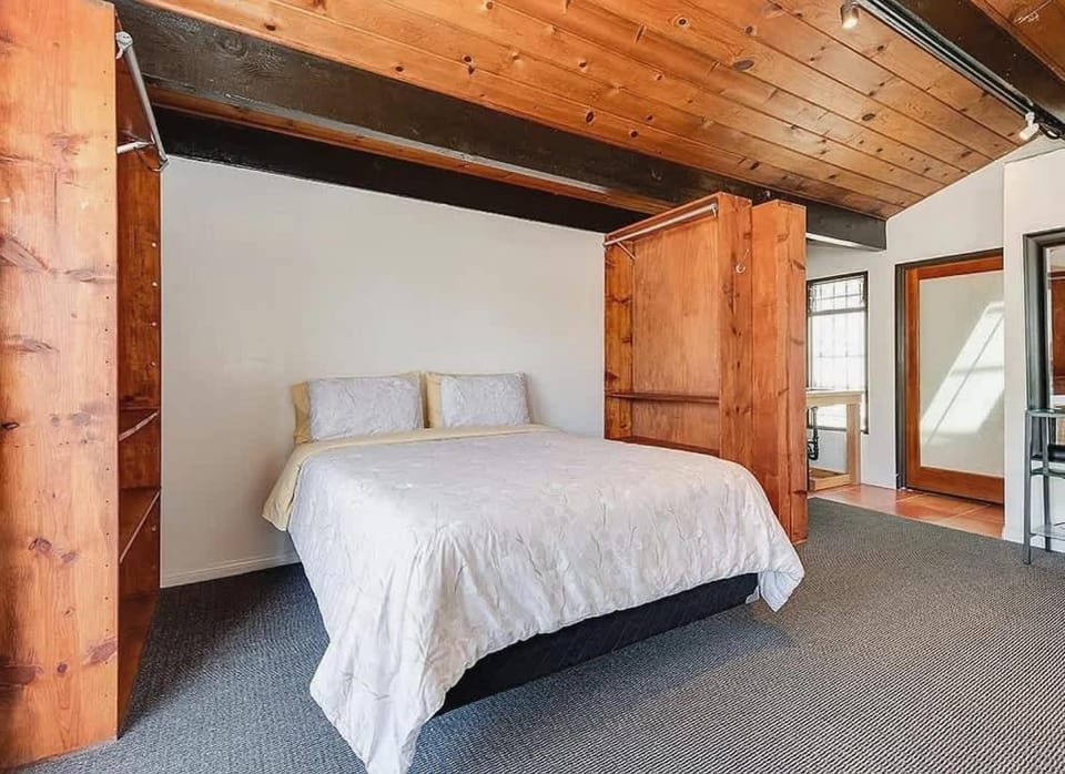 Versatile Two-Bedroom Live-Work Home Near the Beach House in Venice Beach
