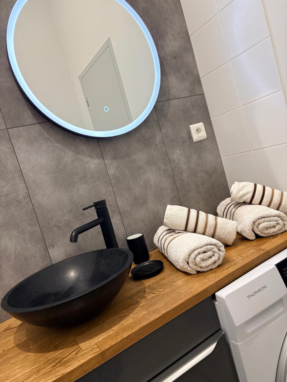 Bathroom, towels, washing machine